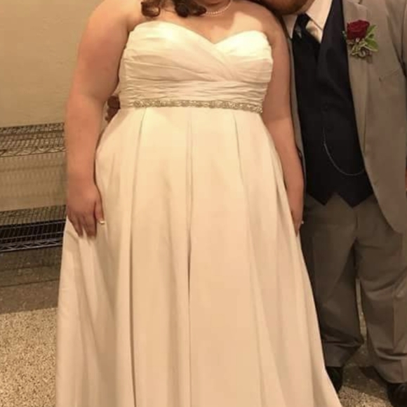 Bundle! Wedding gown WITH POCKETS and preservation box! - Picture 1 of 7